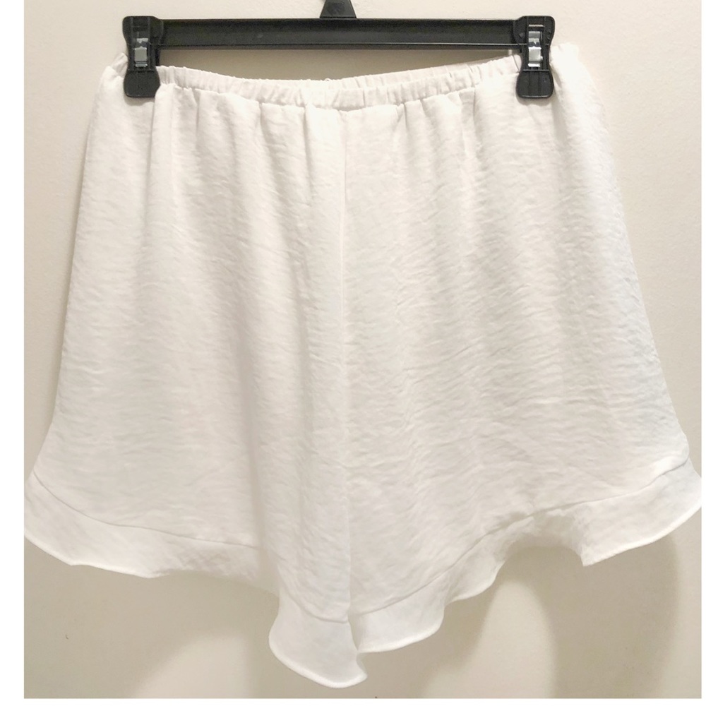 LUSH silky Ruffled Shorts. - Picture 4 of 4